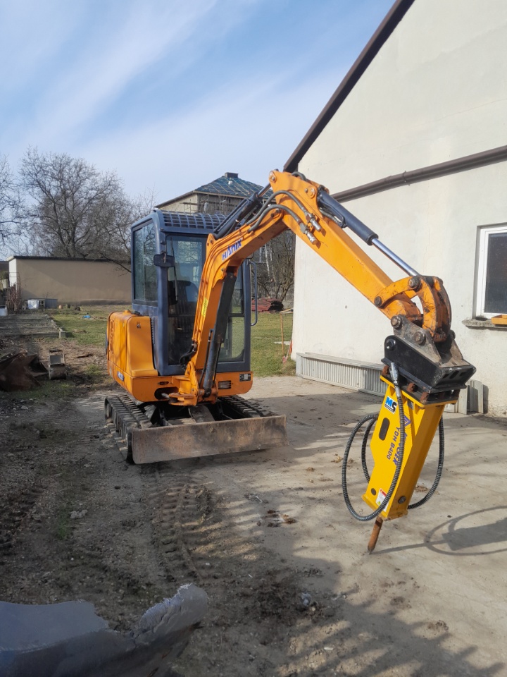 Minikoparka z młotem wyburzeniowym - Ogrodzieniec