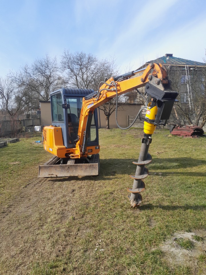 Minikoparka z młotem - roboty rozbiórkowe